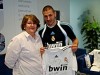 Camiseta de Benzema autografiada por los jugadores 