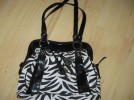 BONITO BOLSO NEGRO/ BLANCO DE 2 ASAS  