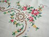 Buntbestickte  Tischdecke mit Häkeleinsätzen -andarbeit 