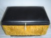 Coffre en bois recouvert de tissu feutré orange, avec banquette en simili cuir