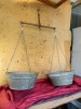  BALANZA de HIERRO con dos  PLATOS de zinc, para el GRANO y CADENAS. Buen estado 